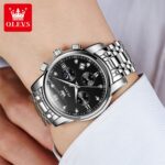 ⁦ساعة OLEVS الكرونوغراف الفاخرة - فضي وميناء أسود مرصع (موديل 2858)⁩ - الصورة ⁦8⁩