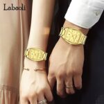 ⁦طقم ساعات يد متطابق للزوجين بلون ذهبي وتصميم كلاسيكي موحد⁩ - الصورة ⁦2⁩